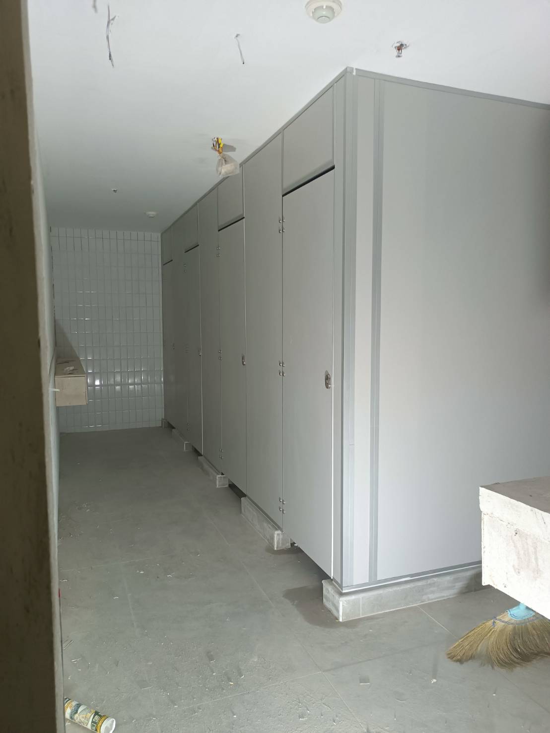 สีเทา Anytime Fitness จามจุรี สามย่าน กทม