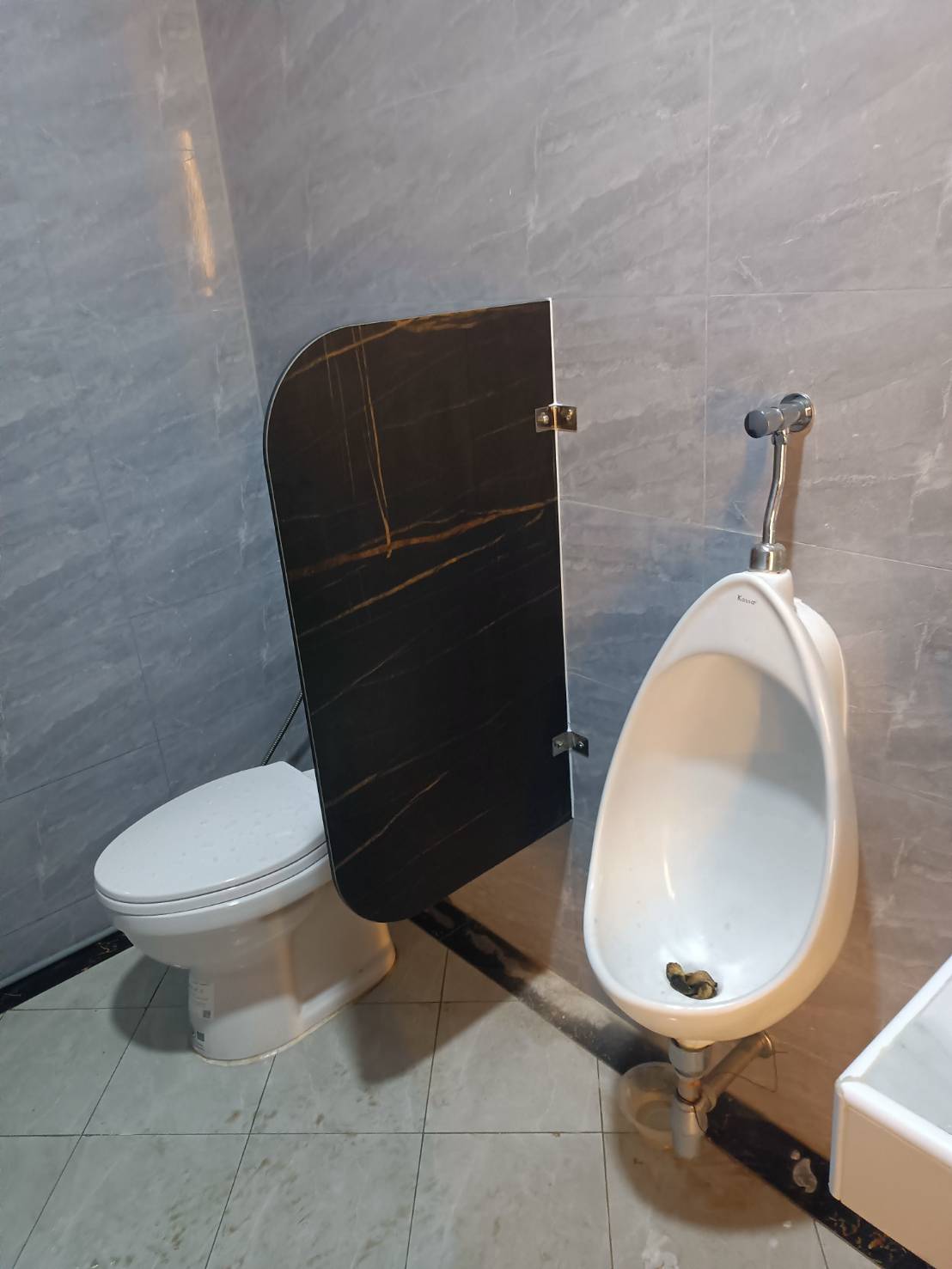 TH 34 แผงกั้นโถปัสสาวะชาย คาราโอเกะบ้านบึง ชลบุรี รูปที่ 5