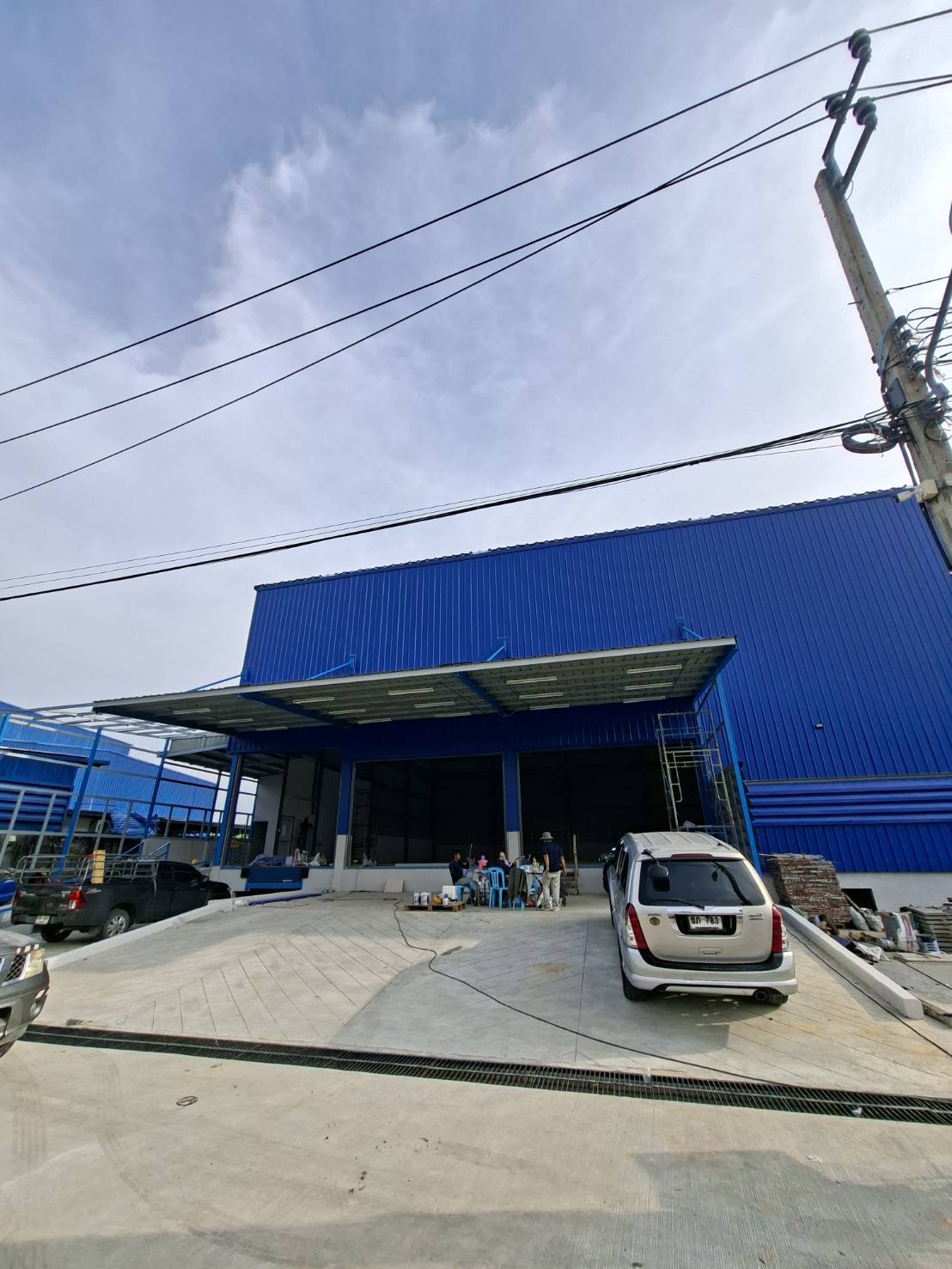 TP 23 ลายไม้แนวตั้งอาคารคลังสินค้าซอยร่มเกล้า 21-9 ห้อง E สมุทรปราการ