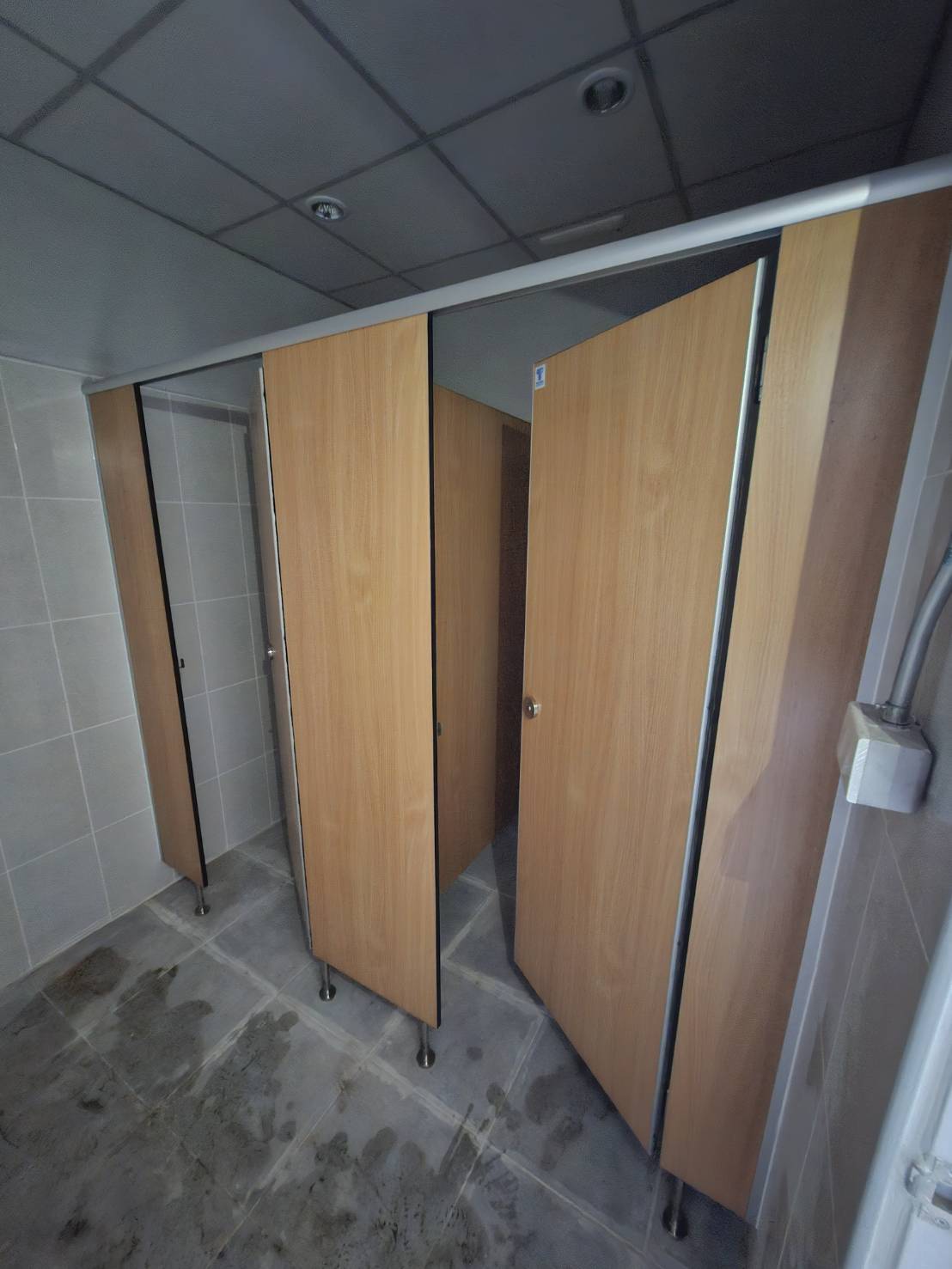 TP 23 ลายไม้แนวตั้งอาคารคลังสินค้าซอยร่มเกล้า 21-9 ห้อง E สมุทรปราการ รูปที่ 4